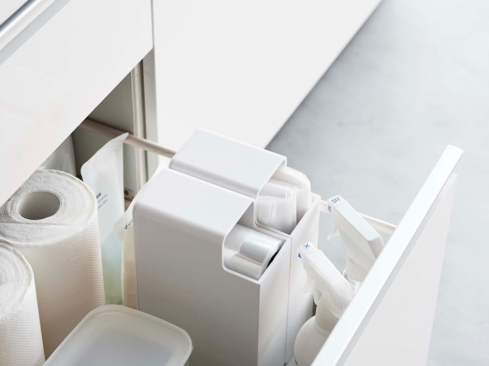 タワー スリムプラスチックバッグケースがキッチンの棚に整然と配置されている様子