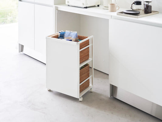 スチール製の粉体塗装が施された【tower / タワー】目隠しワゴン。キャスター付きで複数の棚や収納バスケットを備えた家庭用収納家具