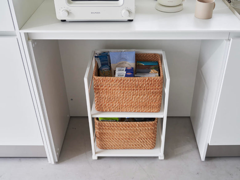 スチール製でキャスター付きの高さ60cm目隠しワゴン、複数の棚と引き出しが備わった収納家具