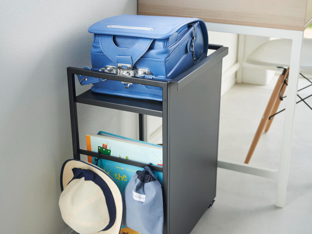 スチールとプラスチック製の目隠しワゴンタワー、複数の棚と引き出しを備えた組立式ユニット