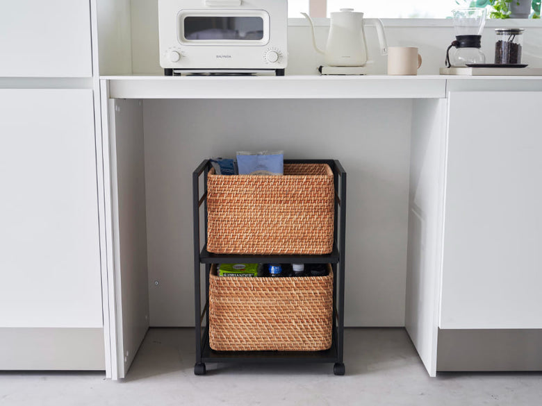 スチールとウィッカーを使用したタワー目隠しワゴン。棚やキャビネット、バスケットを備え、キャスター付きで移動が可能です。