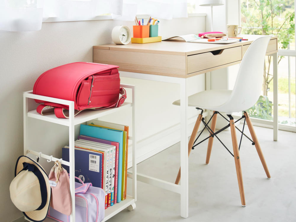 【tower / タワー】高さ60cmのスチール製目隠しワゴン、複数棚と引き出しを備えたインテリア用デスク