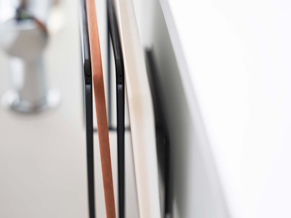 スチールと木材を使用したタワー マグネットまな板スタンドの製品写真