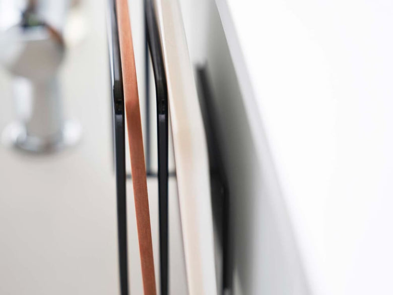 スチールと木材を使用したタワー マグネットまな板スタンドの製品写真