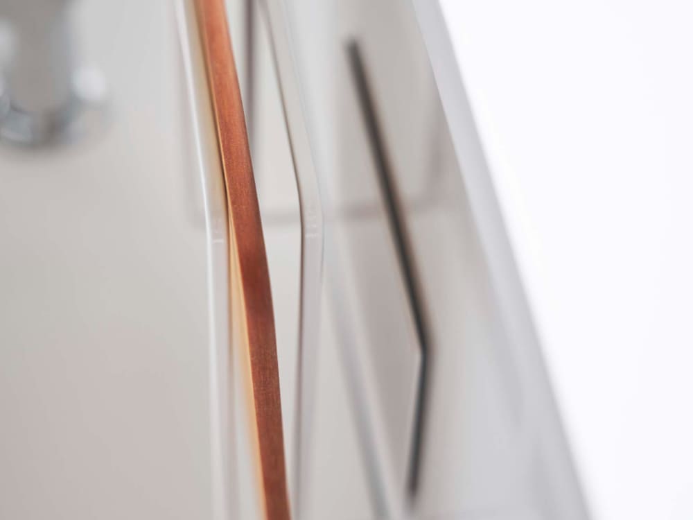 タワーマグネットまな板スタンド。スチール製でマグネット付き、約2.5cmまでのまな板を各1枚収納可能。滑り止めシリコーンで安定性を確保し、平らな壁面やスチール壁面に簡単に取り付けられます。