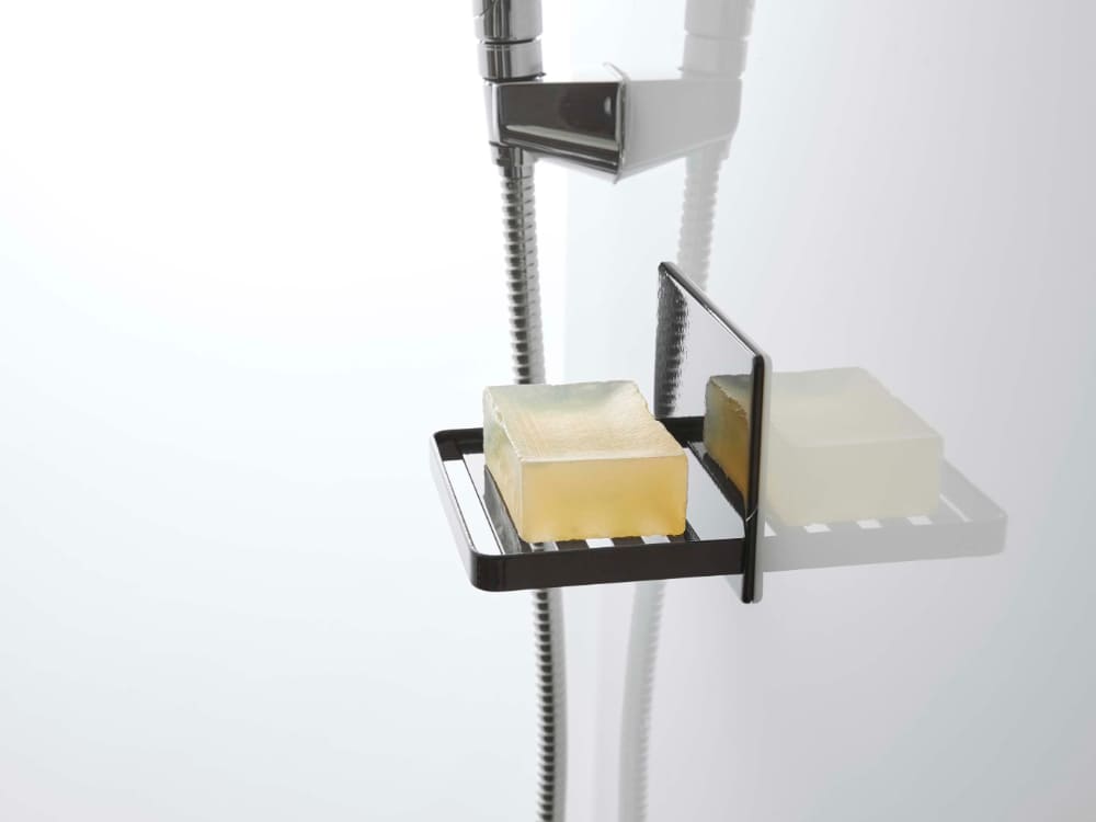 タワー製マグネットバスルームソープトレー。スチールとアルミニウムメッシュ製で滑り止めシリコーン付き。