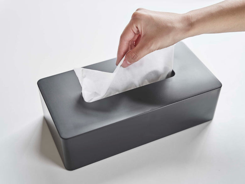 銀色のタワー型ABS製ティッシュケース、台座付きでレギュラーサイズのティッシュボックスを収納可能