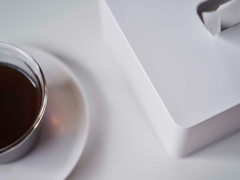 tower（タワー）レギュラーサイズティッシュケースの写真。ABS樹脂製で高さ約7cmまでのティッシュボックスを収納でき、耐荷重500g。木ネジ4本付きで壁面や柱に簡単に取り付け可能なデザイン。