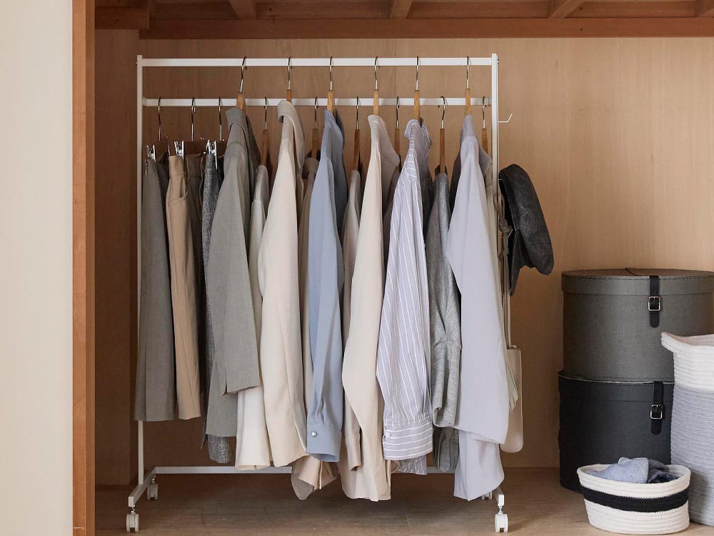 スチール製のタワー収納力アップハンガーラック。複数のハンガーレールと棚が備わり、キャスター付きで移動可能なクローゼット用家具。