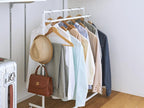 【tower / タワー】収納力アップハンガーラックにデニムやバッグが掛けられ、クローゼット内に整然と配置されている様子