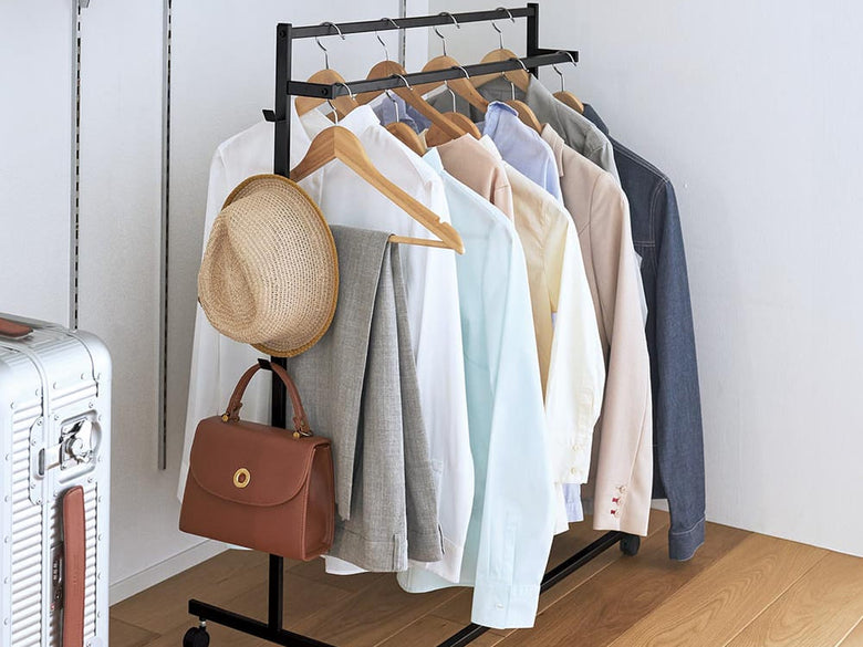 タワー型収納力アップハンガーラックに衣類やバッグが整然と掛けられている様子