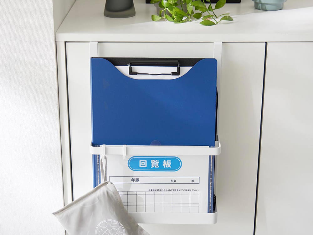 スチール製の引っ掛け式タワーラック。2つのフックとハンドル付き引き出しを備え、オフィス用品や家庭用品の整理に最適な幅25cm、高さ35.2cmのコンパクトデザイン。