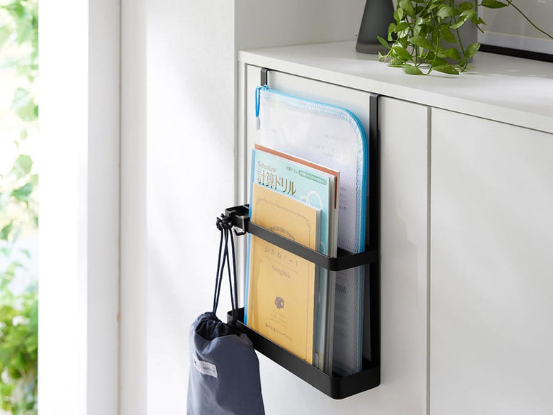 タワー型引っ掛け宿題＆タブレットＰＣラックが本や書類、植物と共にオフィス内に設置されている様子