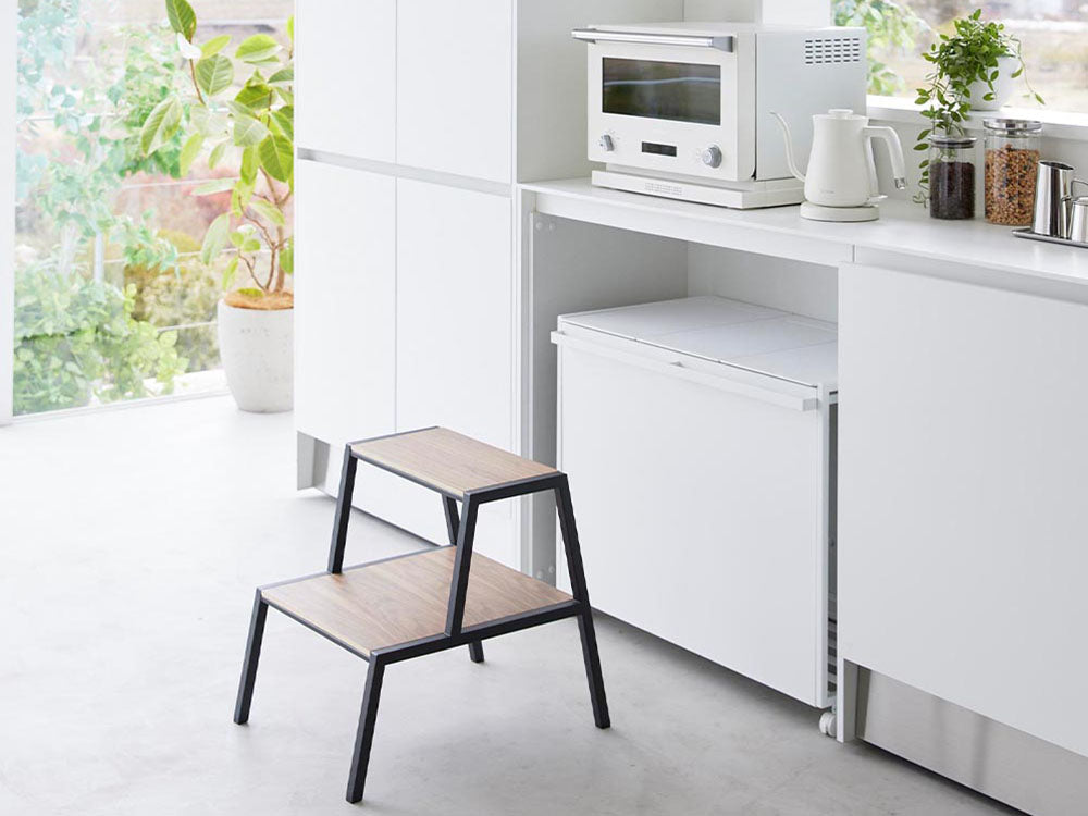 キッチンに設置されたタワー踏み台と収納棚