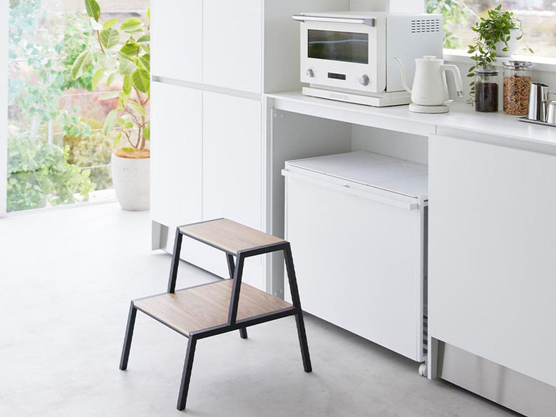 キッチンに設置されたタワー踏み台と収納棚