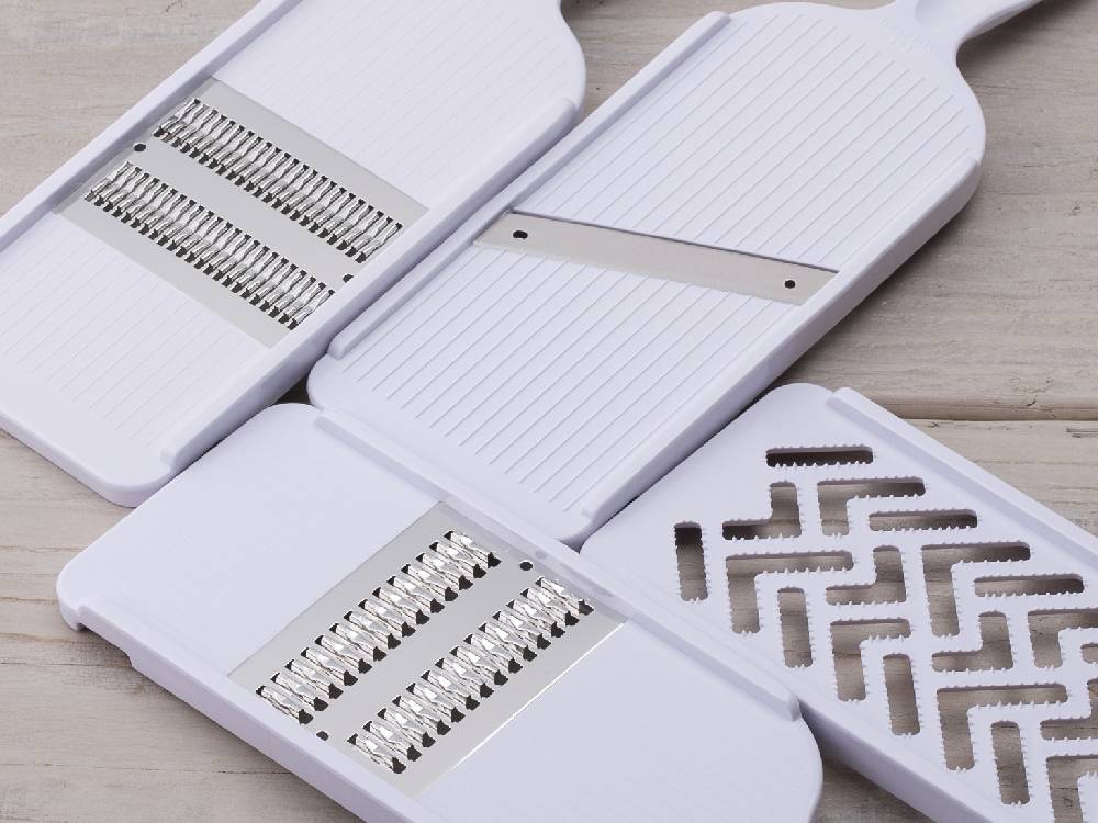 SELECT100調理器セットのプラスチック製キッチンツールとステンレス製調理器具が整然と並べられている