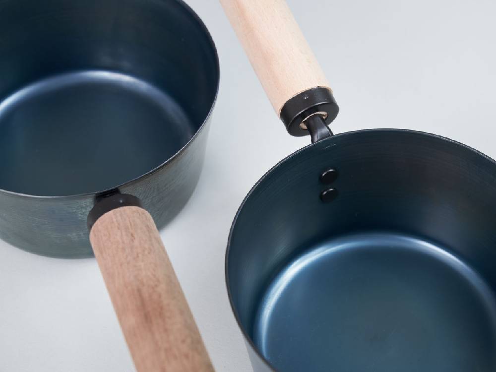 ブナ木製持ち手と蓋が付いた日本製ハードテンパー加工鉄製お味噌汁パン