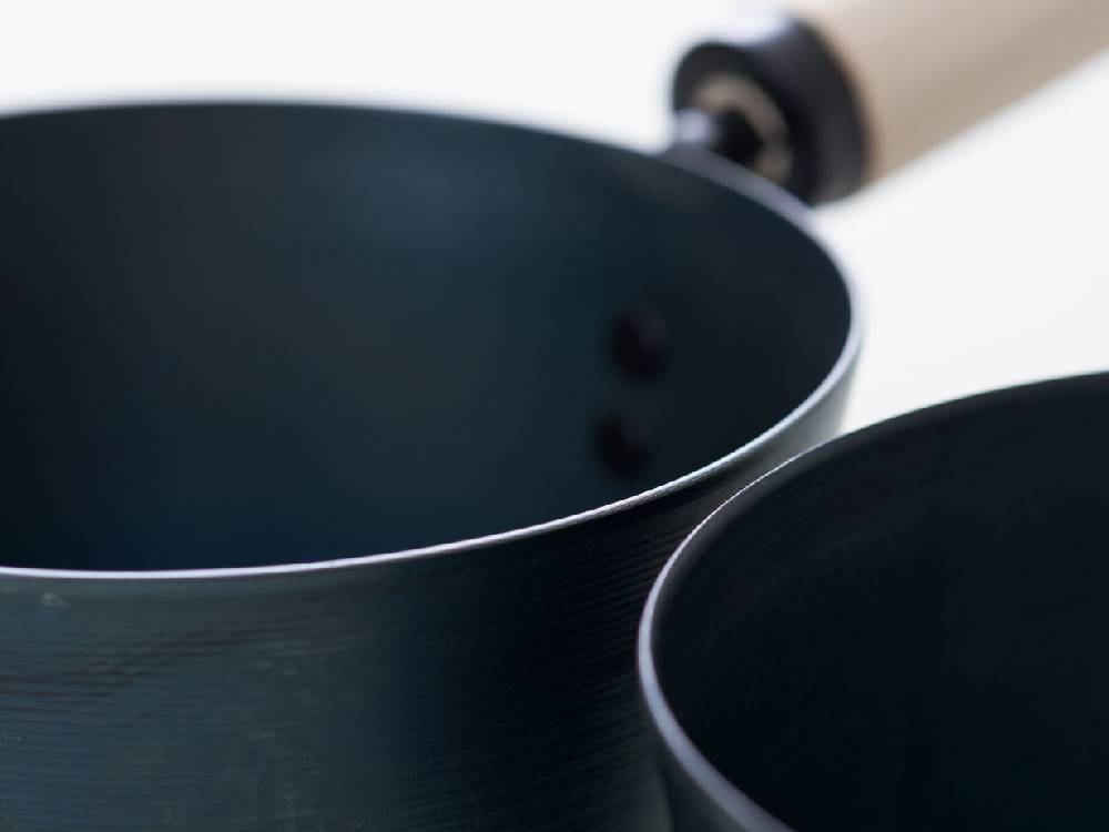 藤田金属の鉄製お味噌汁パン、木製持ち手付きでIH・ガス対応の調理用フライパン