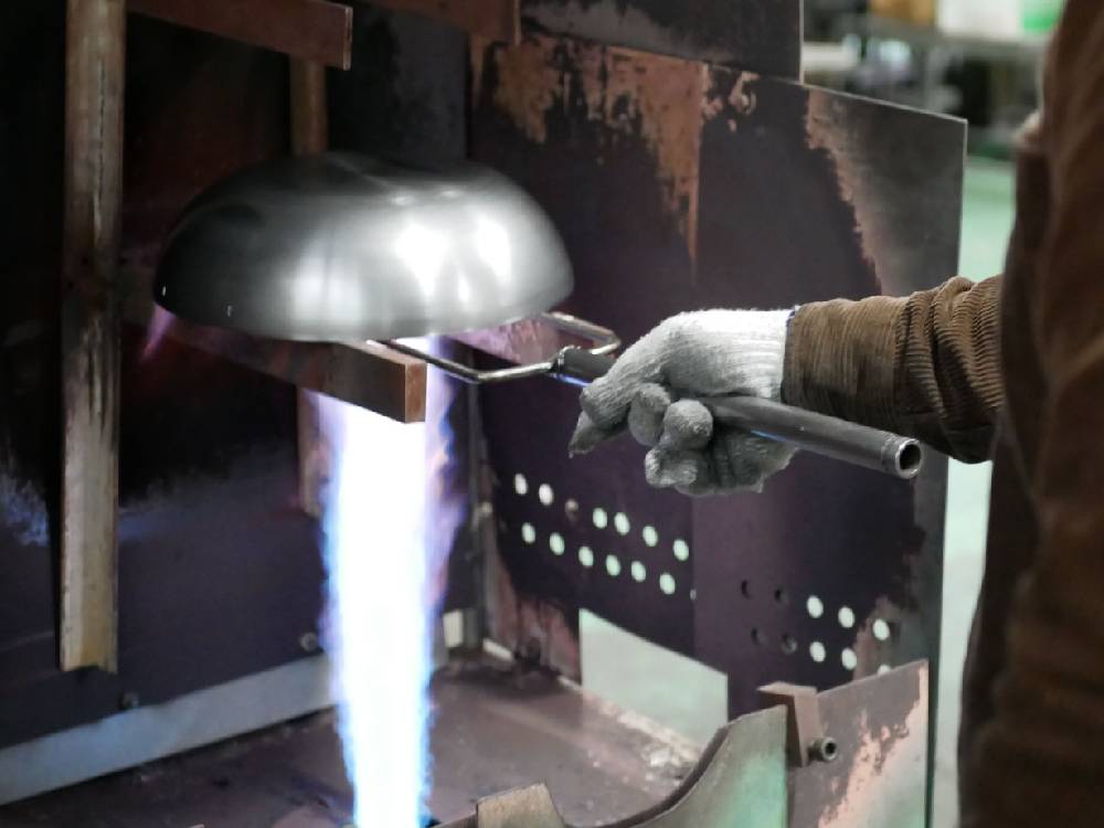 藤田金属の鉄製お味噌汁パンが工場内で溶接や金属加工されている様子