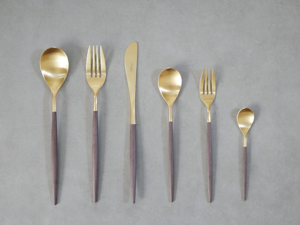 【Cutipol/クチポール】MIOカトラリーセット、ブラウンゴールドまたはグレーシルバーのディナーフォーク、スプーン、ナイフが整然と並んだテーブル上の画像