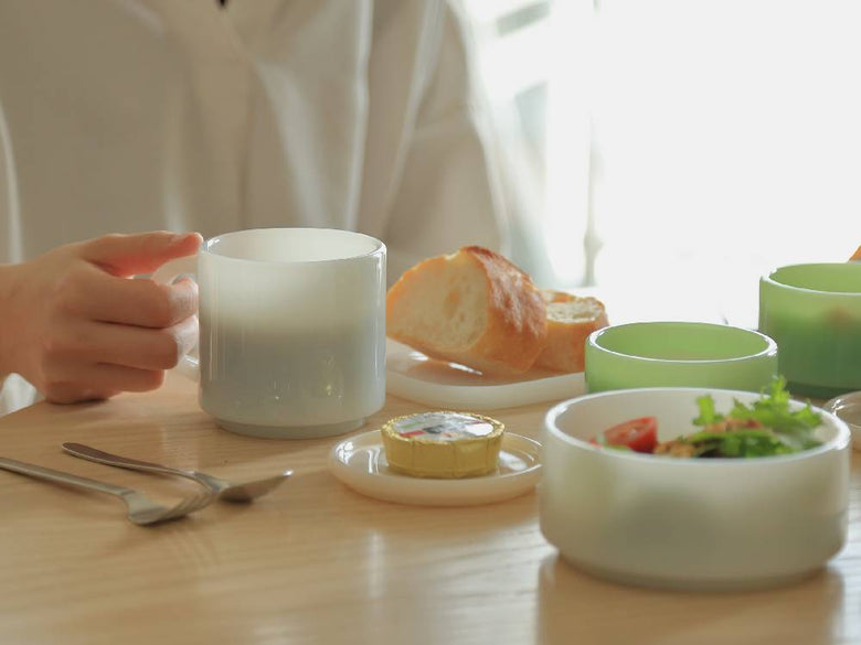 イデアコ製ホウケイ酸ガラスのミルクグラスマグカップ2個セットが並べられている