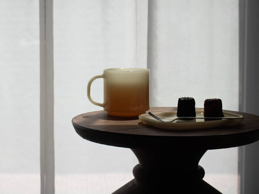 イデアコのホウケイ酸ガラス製ミルクグラスマグカップ2個セットが木のテーブル上に並べられた静物写真