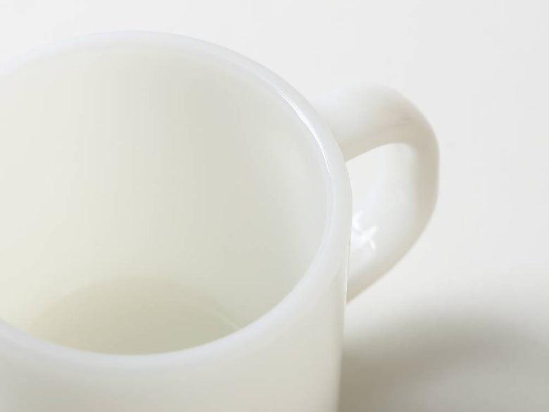 ホウケイ酸ガラス製の同色2点セットマグカップがテーブルの上に並べられている画像