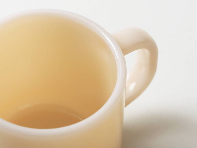 ホウケイ酸ガラス製のミルクグラスマグカップに入った香港スタイルのミルクティー