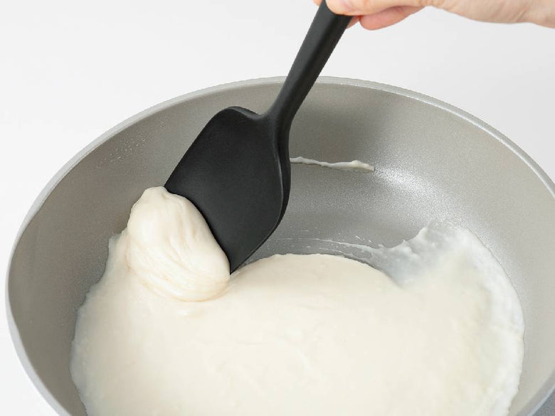 耐熱200°Cのシリコーンゴム製SELECT100シリコンスプーン、ナイロン芯付きで食器洗い乾燥機対応可能なキッチン用スプーン