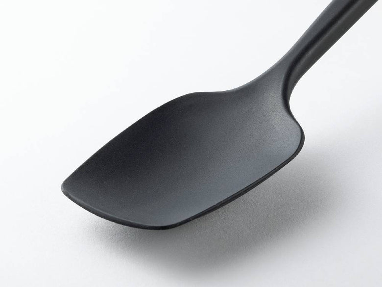 SELECT100の耐熱シリコーンスプーン。シリコーンヘッドとナイロンハンドルを備えたキッチン用調理器具。