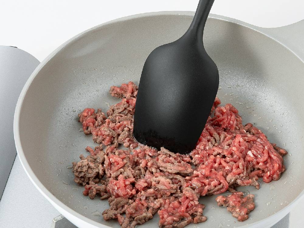 SELECT100シリコーンスプーンとフライパンを使用した調理シーン