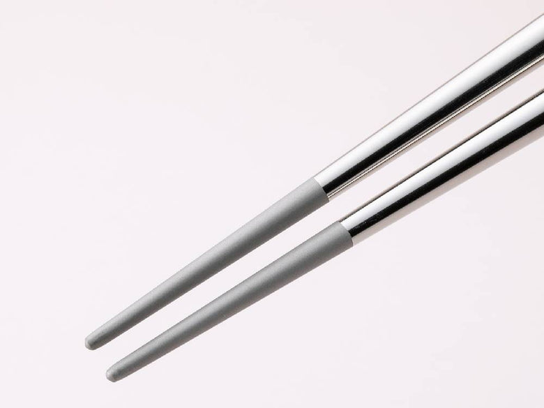 セレクト100の18-8ステンレス製ステンレス菜箸33cmがキッチン用具として並んでいる写真