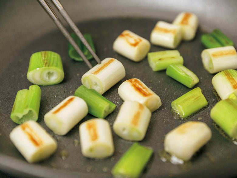 33cmのSELECT100ステンレス菜箸が新鮮な野菜と共に調理台に置かれている