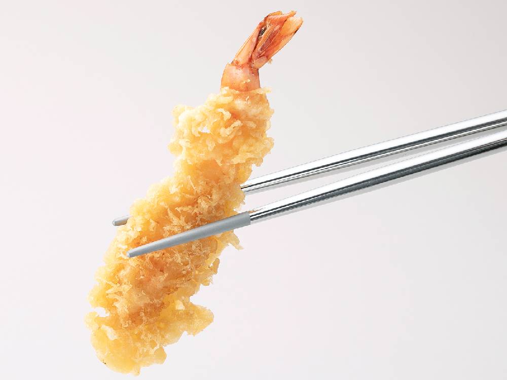 【SELECT100】ステンレス製33cm菜箸と揚げエビがテーブルに並ぶ調理シーン