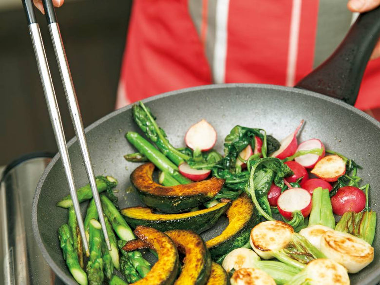 SELECT100の日本製ステンレス菜箸33cmが調理器具と共にキッチンテーブルに置かれている