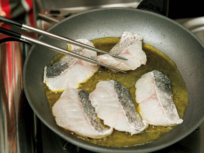 セレクト100のステンレス菜箸を使って魚介料理を調理している様子