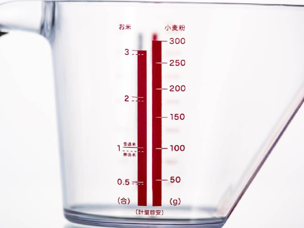 セレクト100の600ml計量カップ。透明なAS樹脂製で持ち手が付いており、キッチンでの計量に最適です。