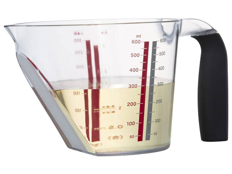 透明なAS樹脂製600ml計量カップ。持ち手付きでメモリがはっきり表示された日本製のキッチン用品