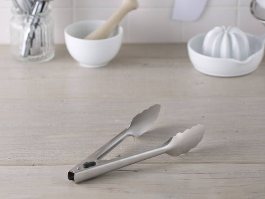 セレクト100製24cmトング。18-8ステンレススチール本体と耐熱ABS樹脂ツマミを使用したキッチン用調理器具