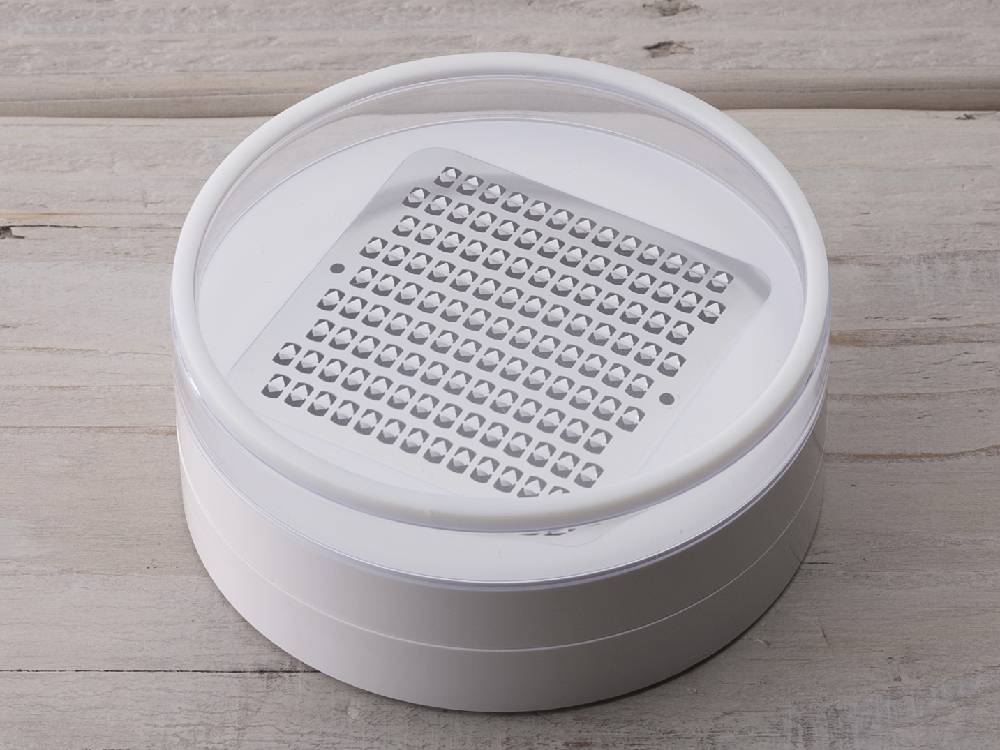 セレクト100の薬味おろし。プラスチック製本体に18-8ステンレススチールの刃とメッシュが組み合わさった耐熱デザイン