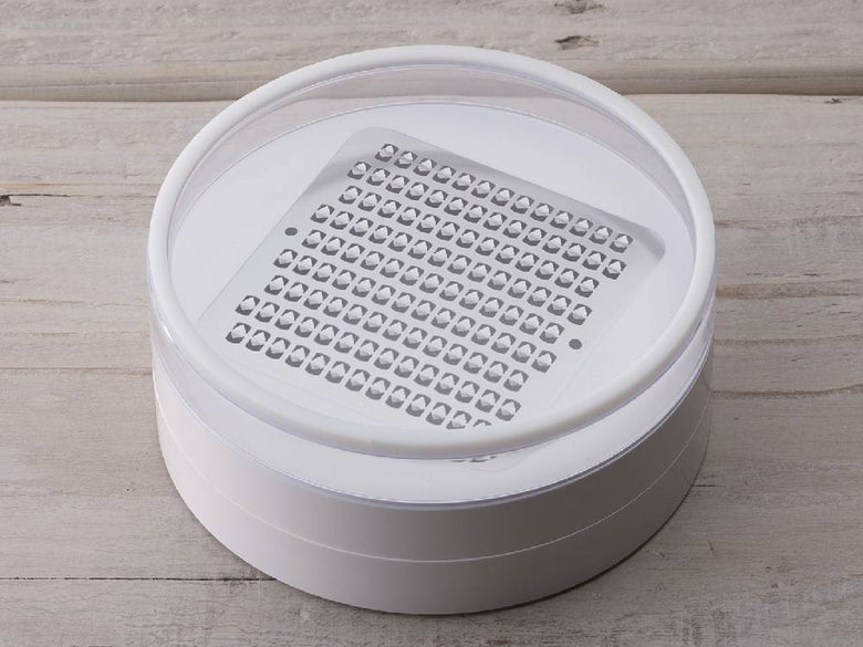 セレクト100の薬味おろし。プラスチック製本体に18-8ステンレススチールの刃とメッシュが組み合わさった耐熱デザイン