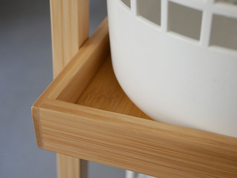 デザイン性の高い竹製ランドリーワゴンとプラスチックバスケットのセット。木製棚とスチールキャスターが特徴的な収納ワゴン。