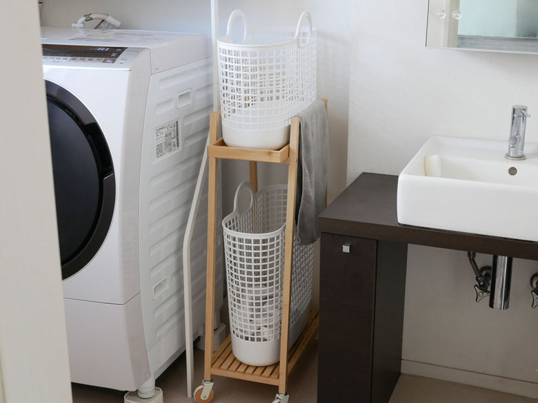木製床の洗濯室に設置された竹製バンブーランドリーワゴンとバスケットのインテリア