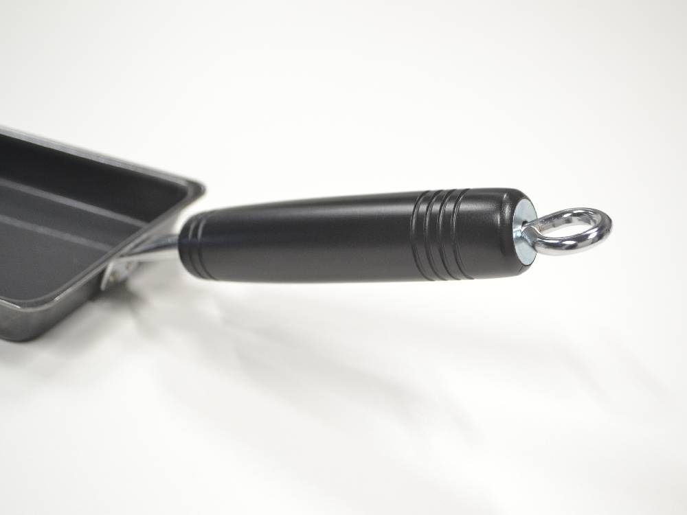 鉄製玉子焼き器と木製取っ手の調理器具