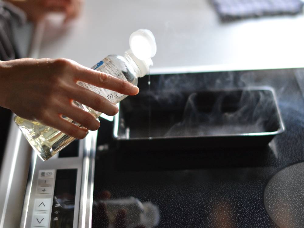 天然木ハンドル付き鉄製卵焼き器と卵