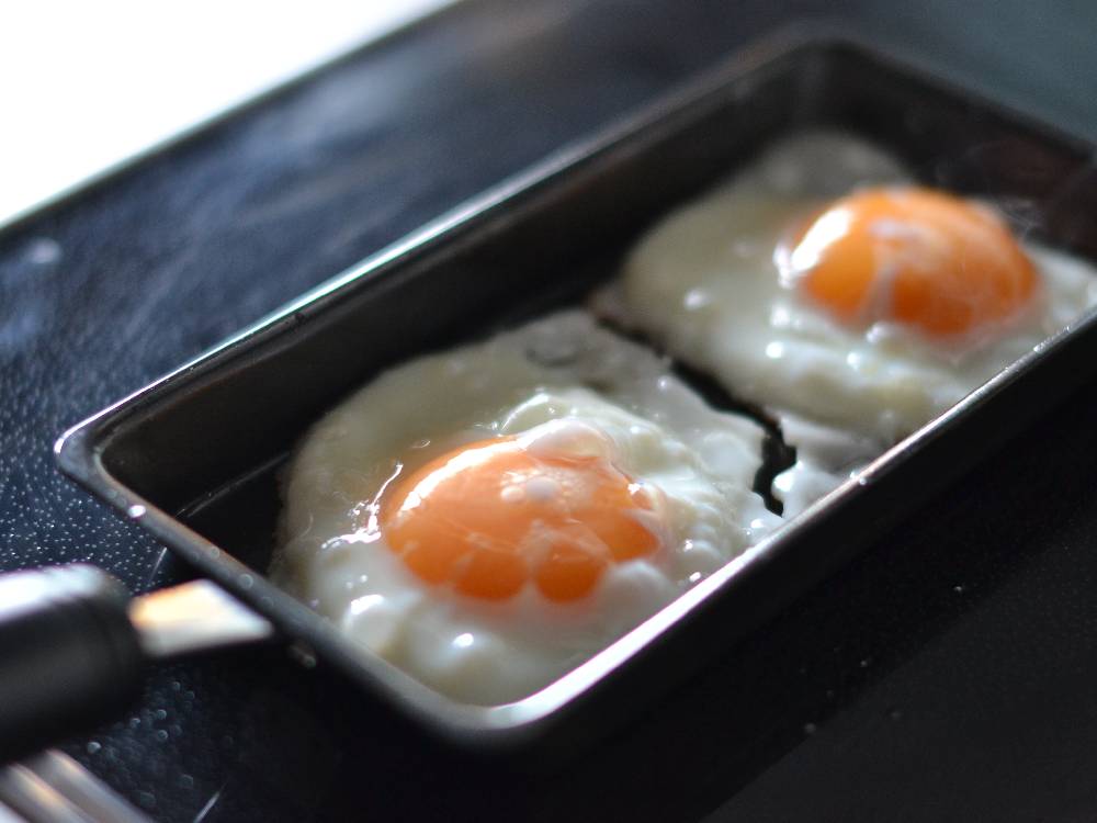 鉄フライパンで調理中の目玉焼き