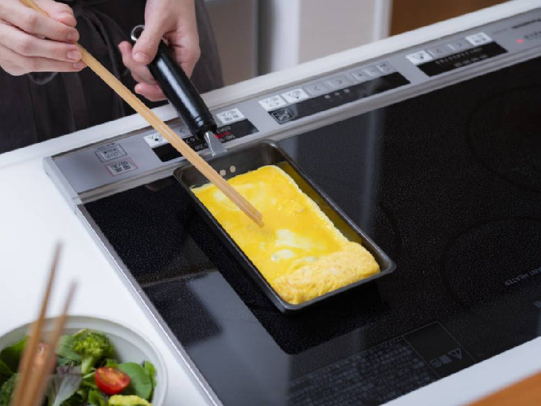 【bws SELECTION】天然木取っ手の鉄製卵焼き器