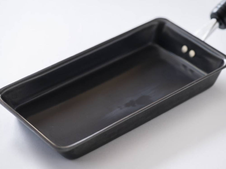 透明シリコーン塗装の鉄フライパンと卵