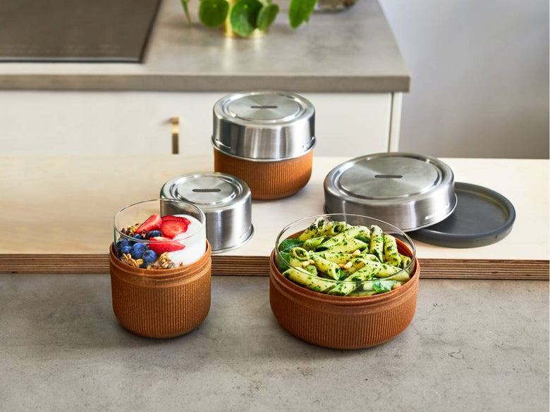 ブラックブルムのガラスランチポットとボウルに野菜が入っている