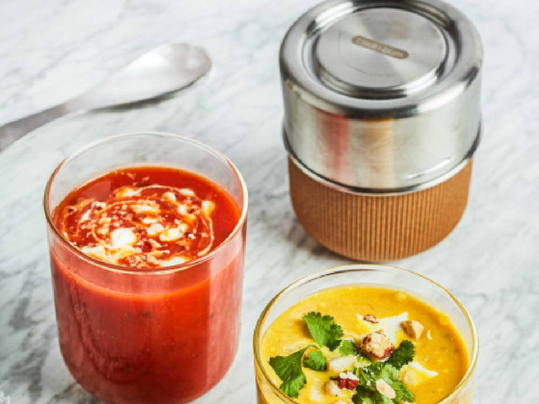 ブラックブルムのランチポットに野菜とスープが入っています